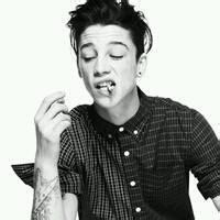 男人抽烟沉思微信头像