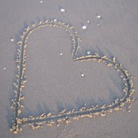 沙滩爱心图片头像 浪漫温馨沙滩上的爱心头像图片