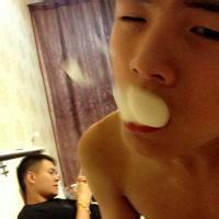 男人抽烟沉思微信头像