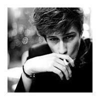 男人抽烟沉思微信头像