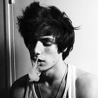 男人抽烟沉思微信头像