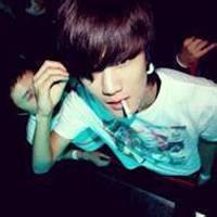 男人抽烟沉思微信头像