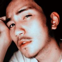 男人抽烟沉思微信头像