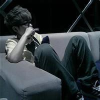 男人抽烟沉思微信头像