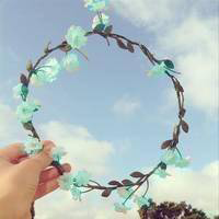 头上花环头像 用手拿着花环仰望蓝色天空