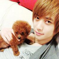 男生头像抱着宠物