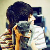 男生头像抱着宠物