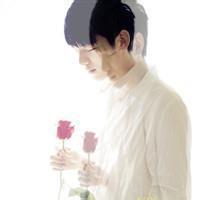 好看男生拿玫瑰花的头像图片