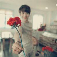 好看男生拿玫瑰花的头像图片