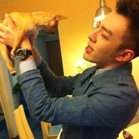 男生头像抱着宠物