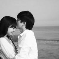 两个人亲嘴的情侣头像