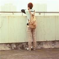 男生一个人背背包旅行的头像