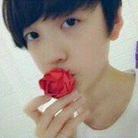 好看男生拿玫瑰花的头像图片