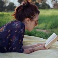 女生看书头像_唯美安静女生读书头像图片_喜欢这氛围书香