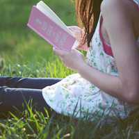 女生看书头像_唯美安静女生读书头像图片_喜欢这氛围书香