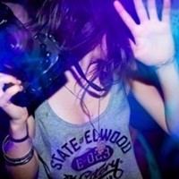 用手遮脸的漂亮女生头像