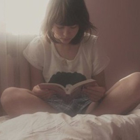 女生看书头像_唯美安静女生读书头像图片_喜欢这氛围书香