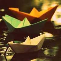 充满童趣表达思念的清美纸船图片