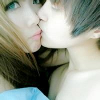 两个人接吻的情侣头像