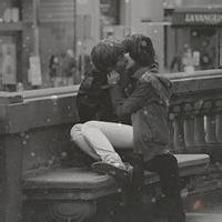 两个人接吻的情侣头像