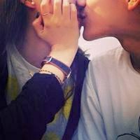 两个人接吻的情侣头像