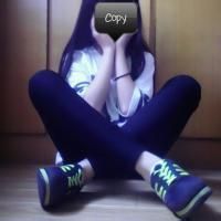 盘腿霸气女生头像_盘腿坐着的潮流女生