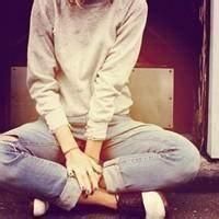 盘腿霸气女生头像_盘腿坐着的潮流女生