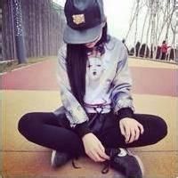 盘腿霸气女生头像_盘腿坐着的潮流女生