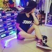 盘腿霸气女生头像_盘腿坐着的潮流女生