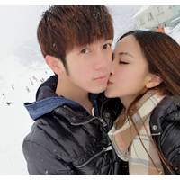 两个人接吻的情侣头像