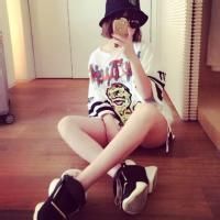 盘腿霸气女生头像_盘腿坐着的潮流女生