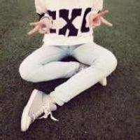 盘腿霸气女生头像_盘腿坐着的潮流女生