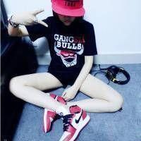 盘腿霸气女生头像_盘腿坐着的潮流女生