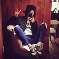 盘腿霸气女生头像_盘腿坐着的潮流女生