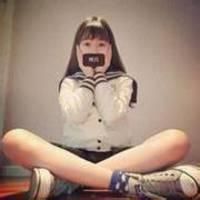 盘腿霸气女生头像_盘腿坐着的潮流女生