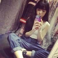 盘腿霸气女生头像_盘腿坐着的潮流女生