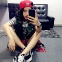 盘腿霸气女生头像_盘腿坐着的潮流女生