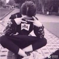 盘腿霸气女生头像_盘腿坐着的潮流女生