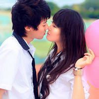 两个人接吻的情侣头像