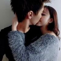 两个人接吻的情侣头像
