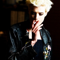 个性男生抽烟举手投足霸气十足