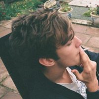 个性男生抽烟举手投足霸气十足