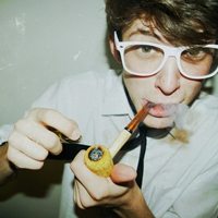 个性男生抽烟举手投足霸气十足