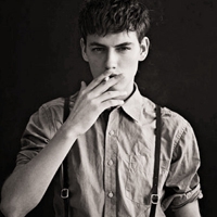 个性男生抽烟举手投足霸气十足