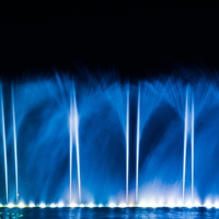 音乐喷泉头像 夜色下绚丽的五彩音乐喷泉