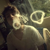 个性男生抽烟举手投足霸气十足