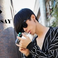 个性男生抽烟举手投足霸气十足