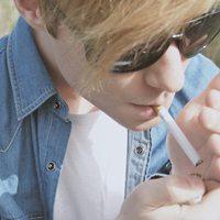 个性男生抽烟举手投足霸气十足