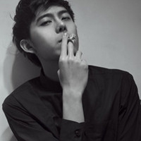 个性男生抽烟举手投足霸气十足