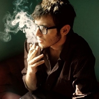 个性男生抽烟举手投足霸气十足